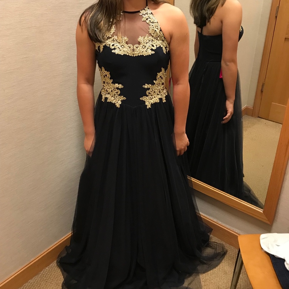 I’m selling my gorgeous graduation dress!!